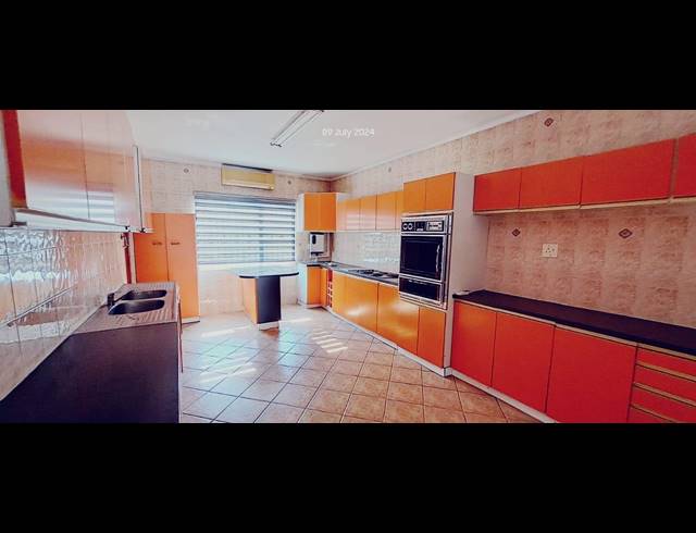 6 BEDROOM FREESTANDING FOR SALE IN MOUNTAIN RISE